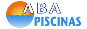 Logotipo de ABA Piscinas con el texto "ABA Piscinas" en letras grandes, sobre un círculo azul y naranja que representa agua y sol, simbolizando especialización en diseño y construcción de piscinas y spas.